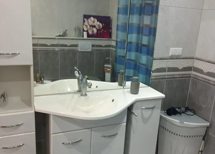 And Fair In - Messe -