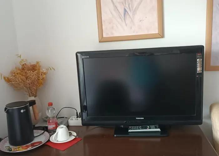 And Fair In - Messe - *